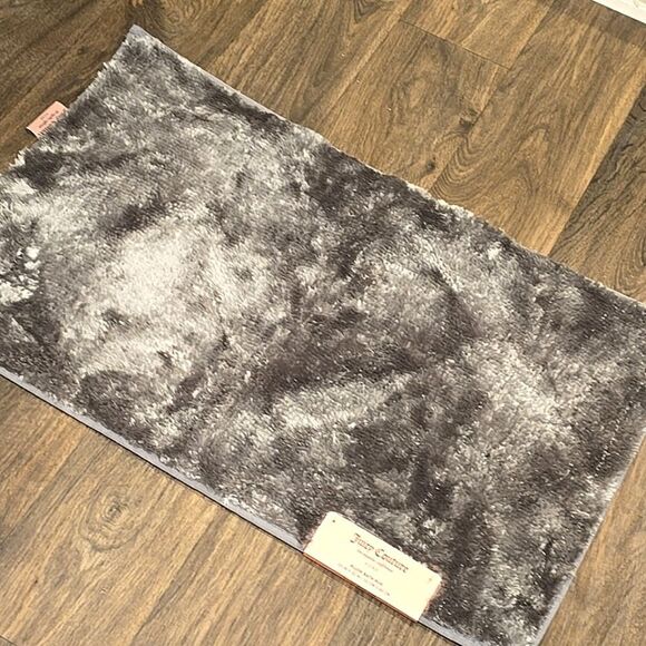 Juicy Couture Home Plush Bath Rug- Silver/Grey - Picture 4 of 10